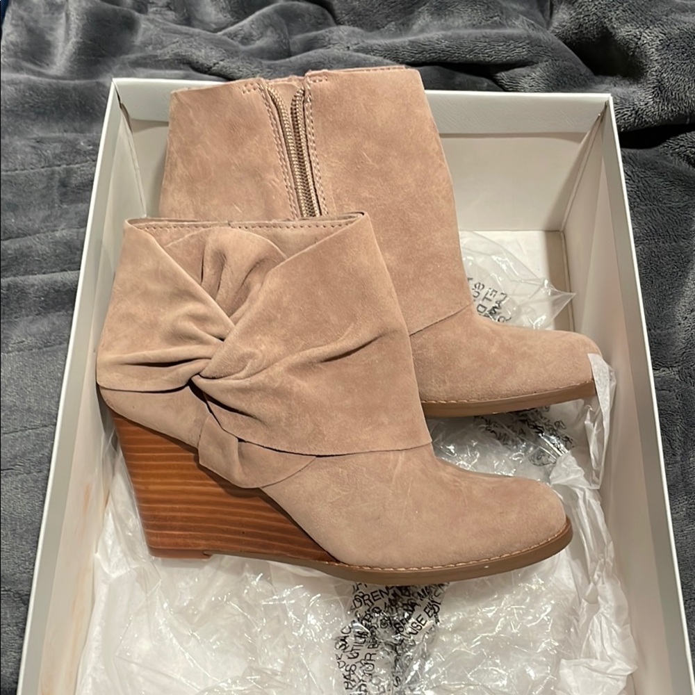 Women's Suede Ankle Boots - Tan